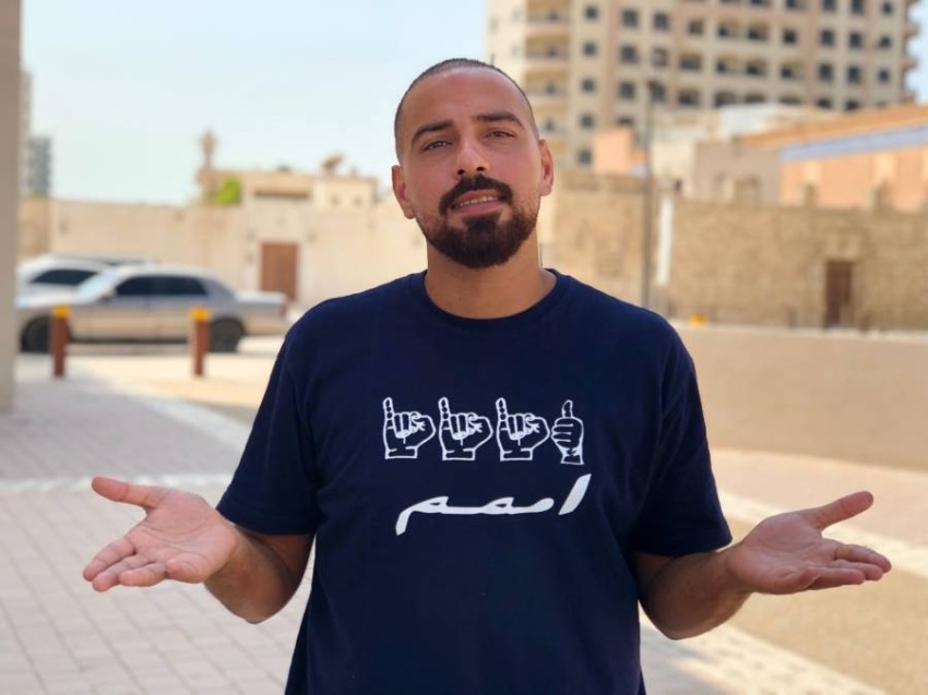 عبدالسلام زعرب.. أصم ينشر لغة الإشارة عبر تصاميم شبابية