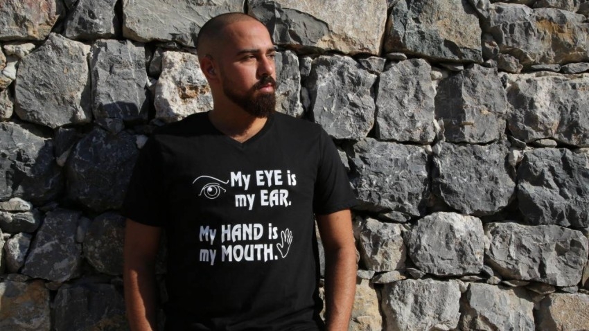 عبدالسلام زعرب.. أصم ينشر لغة الإشارة عبر تصاميم شبابية