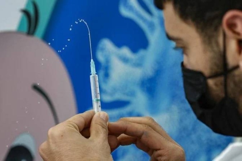 إسرائيل تعتزم البدء في تطعيم اليافعين من سن 12 إلى 15