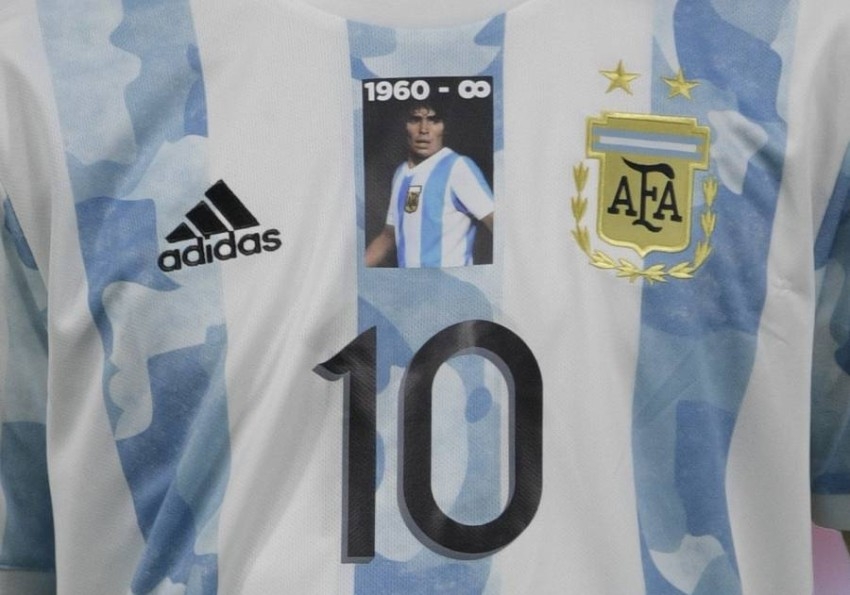 ميسي والأرجنتين يحييان ذكرى مارادونا في مباراة المنتخب الأولى منذ رحيله