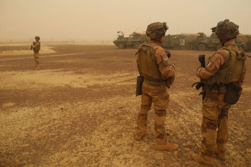 فرنسا تعلق مؤقتاً العمليات العسكرية المشتركة مع مالي