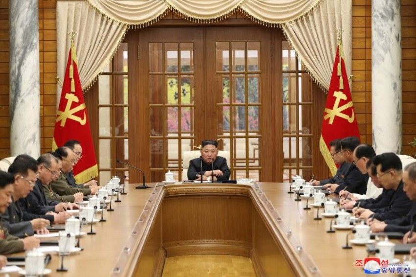 زعيم كوريا الشمالية يترأس اجتماع المكتب السياسي في أول ظهور علني خلال شهر