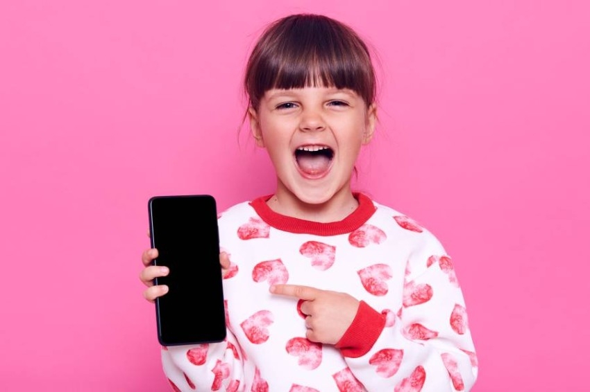 كيف يمكن حماية الطفل من مخاطر الجلوس أمام شاشات الهواتف المحمولة؟