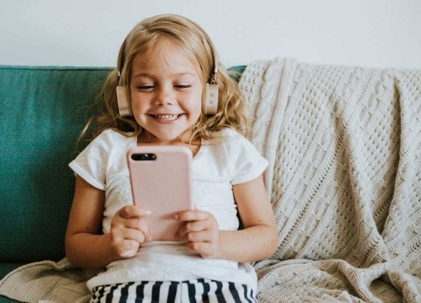 كيف يمكن حماية الطفل من مخاطر الجلوس أمام شاشات الهواتف المحمولة؟