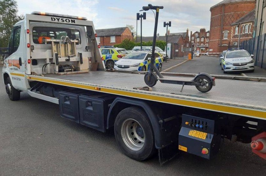 الشرطة البريطانية تصادر «سكوتر» بشاحنة سحب مركبات