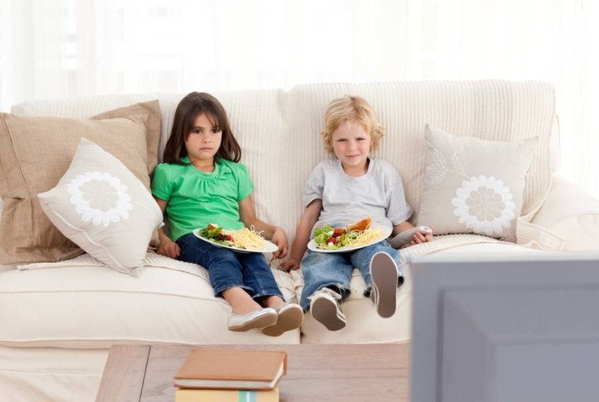 مشاهدة التلفزيون أثناء تناول الطعام تؤثر سلباً على القدرات اللغوية للأطفال