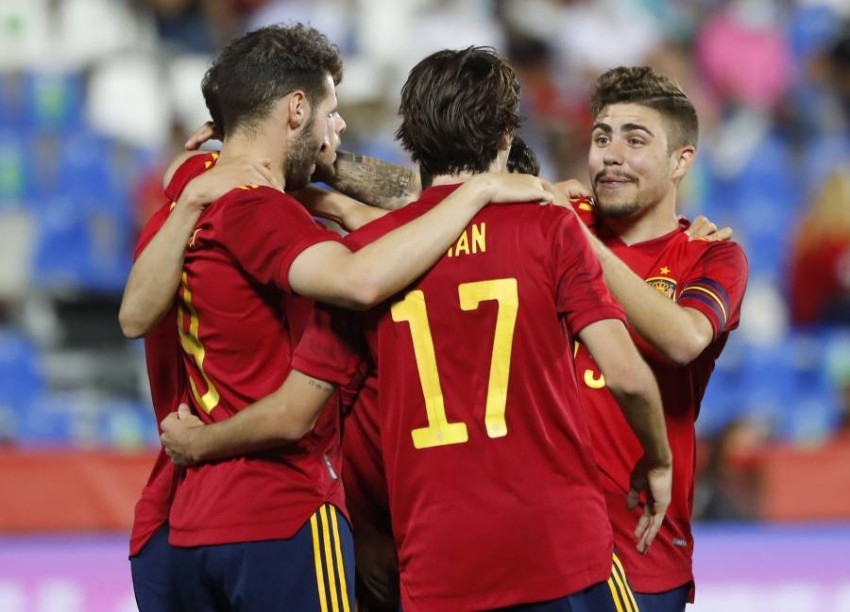إسبانيا تضم 11 لاعباً إضافياً كإجراء احترازي