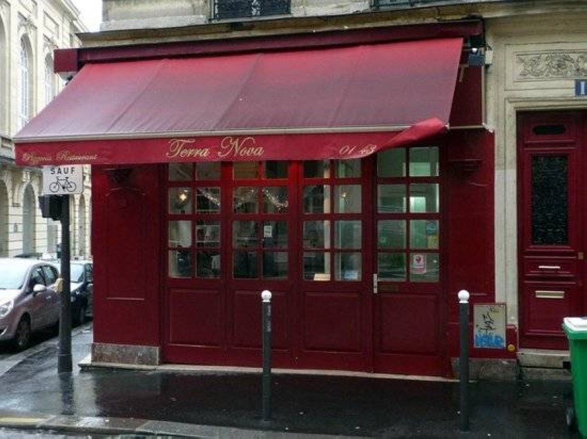 مطعم الكوميديا الرومانسية «إميلي إن باريس» يعيد فتح أبوابه