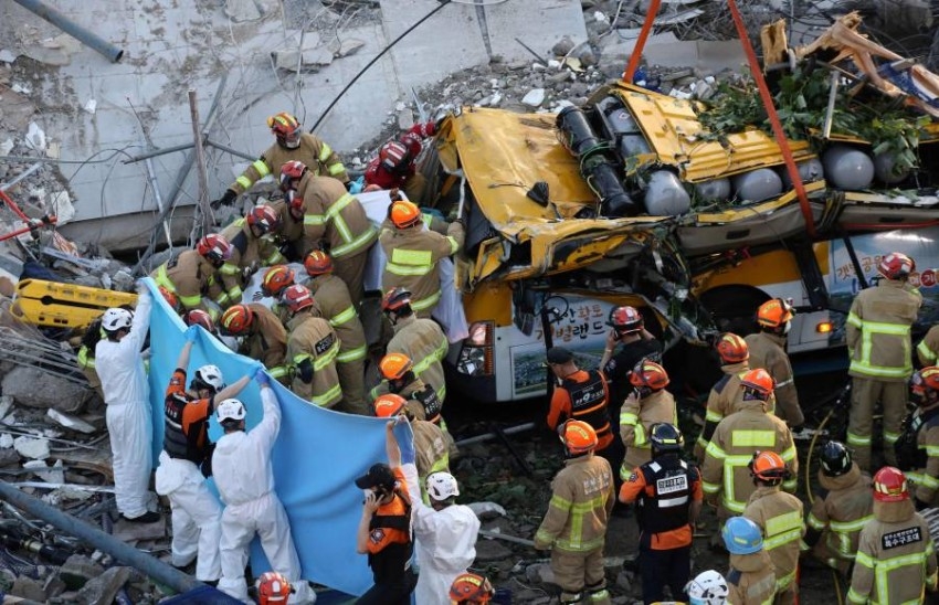 كوريا الجنوبية.. قتلى بسبب انهيار مبنى من 5 طوابق على حافلة