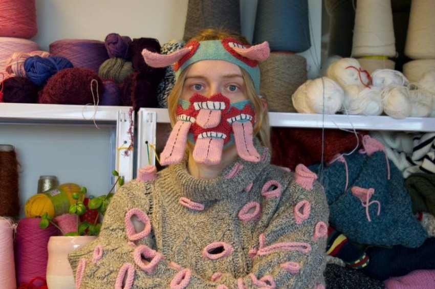 فنانة أيسلندية تصمم أقنعة تواجه الوباء بالأناقة والابتسامة