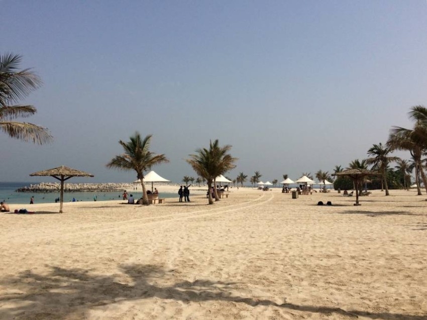 شاطئ «الممزر» دبي.. الرفاهية حق للجميع