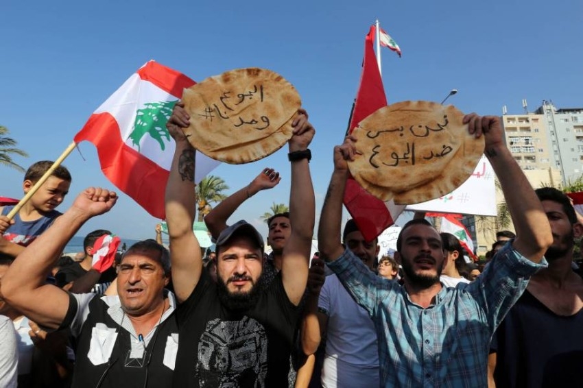 احتجاجات في لبنان من أجل الأدوية وحليب الأطفال
