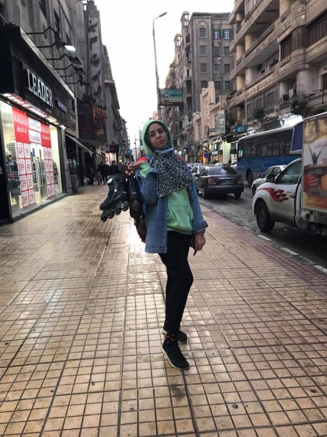 رحمة.. شابة مصرية تتغلب على زحام القاهرة بـ«حذاء التزلج»