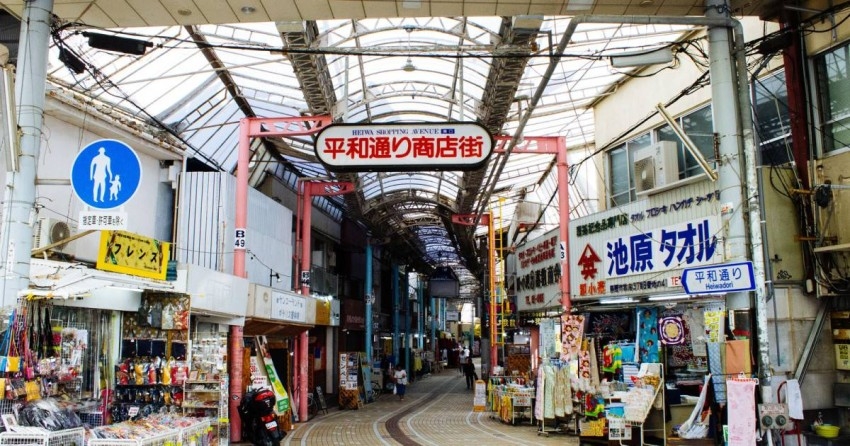 عجوز ياباني يواجه تهمة البصق أمام متجر طوال 2020