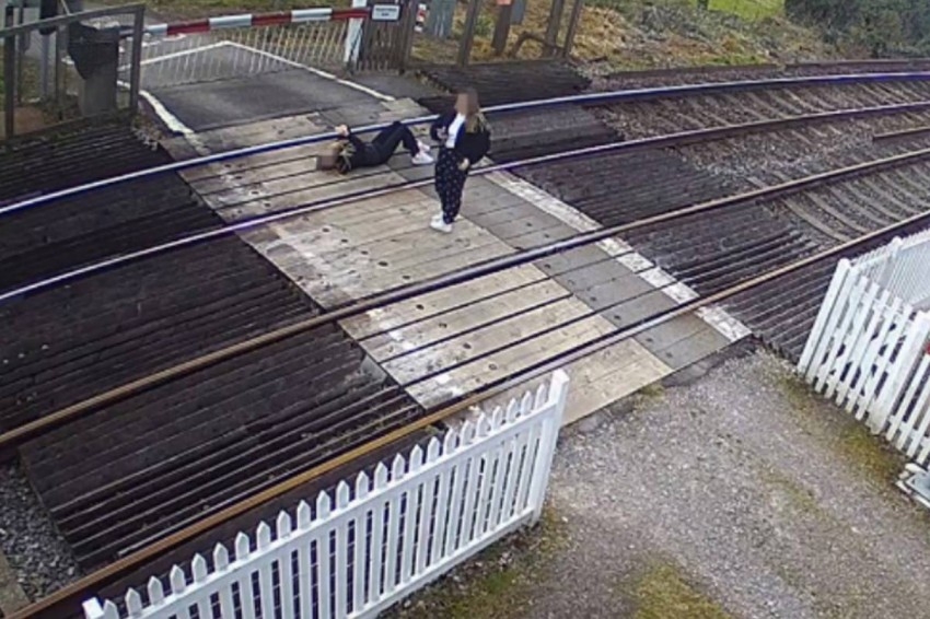 «الهروب من الموت».. تحدٍ قاتل يدفع مراهقين إلى الاستلقاء أمام القطارات والسيارات