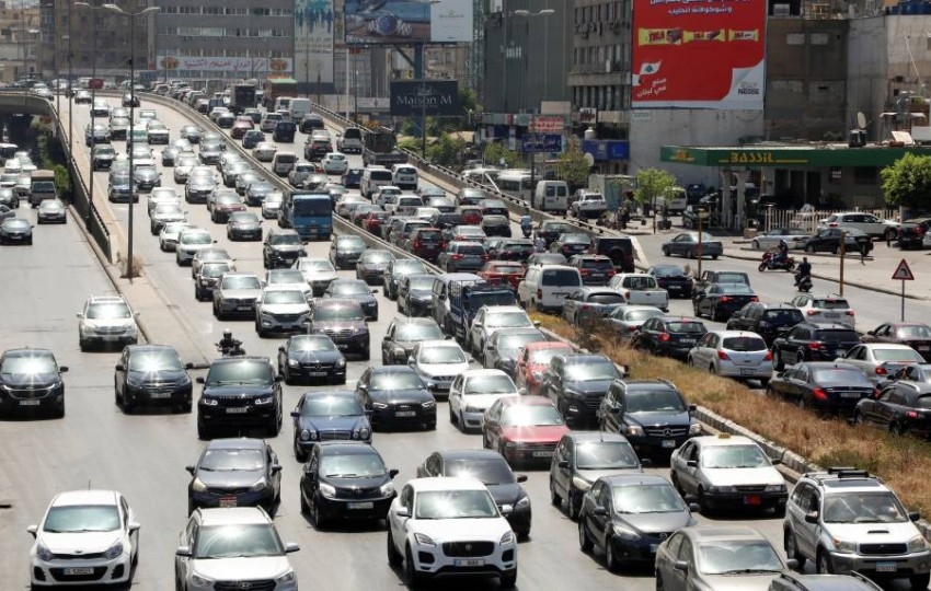 «مأساة نقص البنزين» تتفاقم في لبنان وتدفع السكان لتغيير بعض عاداتهم