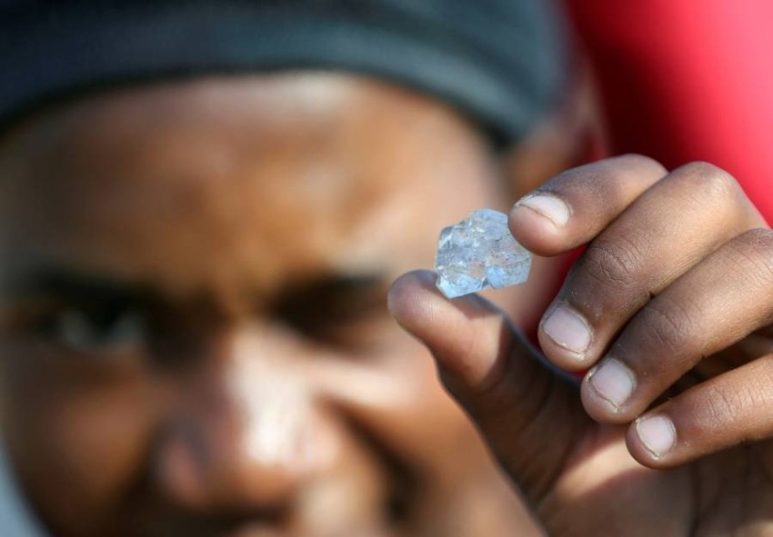 قرية جنوب أفريقية تتعرض للغزو والسبب.. الماس