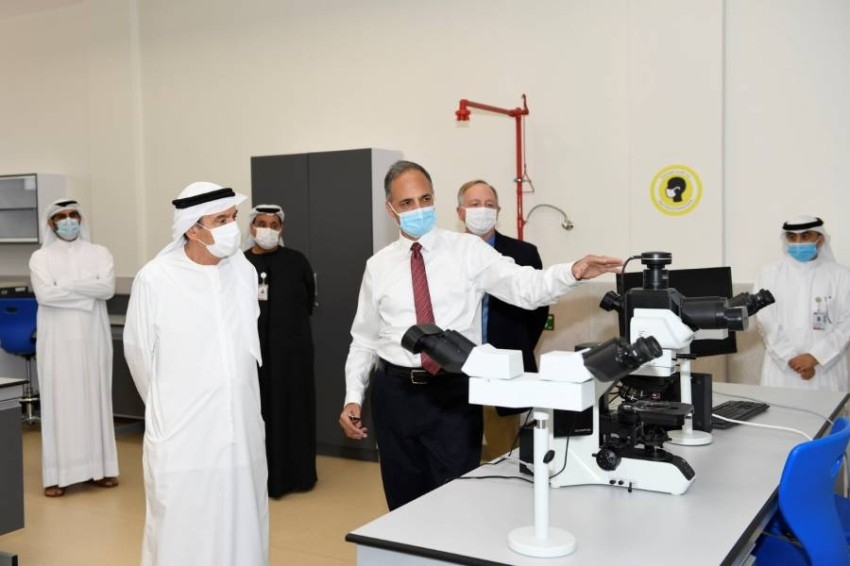زكي نسيبة يتفقد المبنى الجديد لمختبرات الطب البيطري بجامعة الإمارات