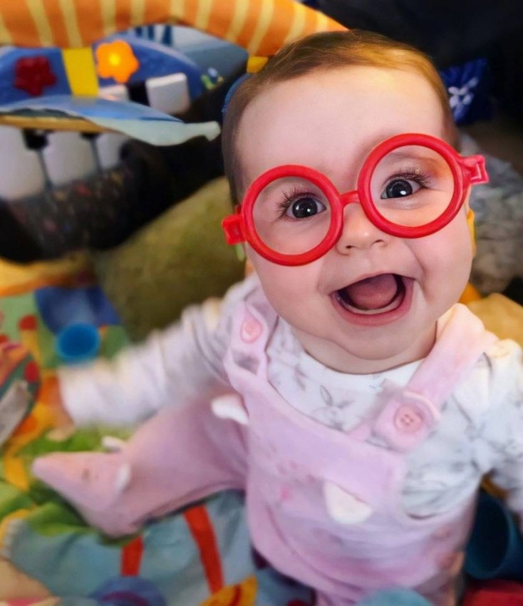 طفلة تفوز بجائزة أجمل طفل والسر في النظارة الحمراء