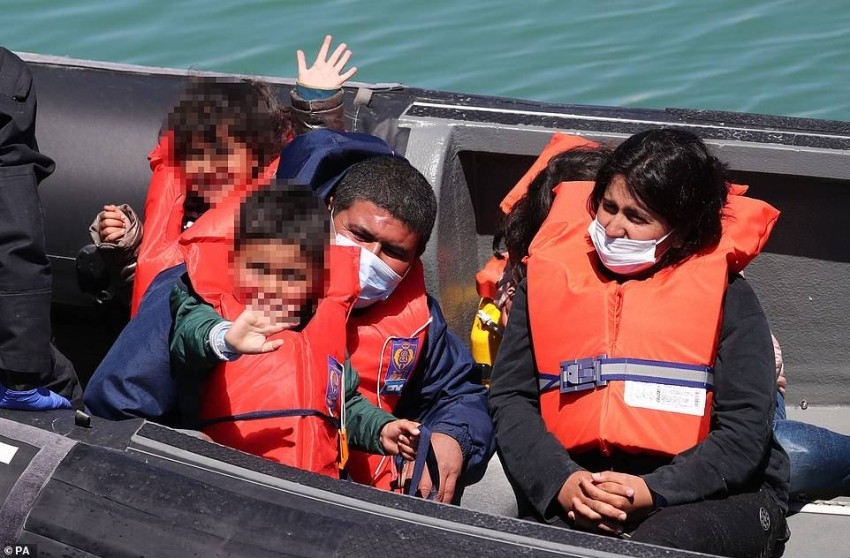 على سواحل أوروبا.. مآسي الأطفال اللاجئين تهز العالم