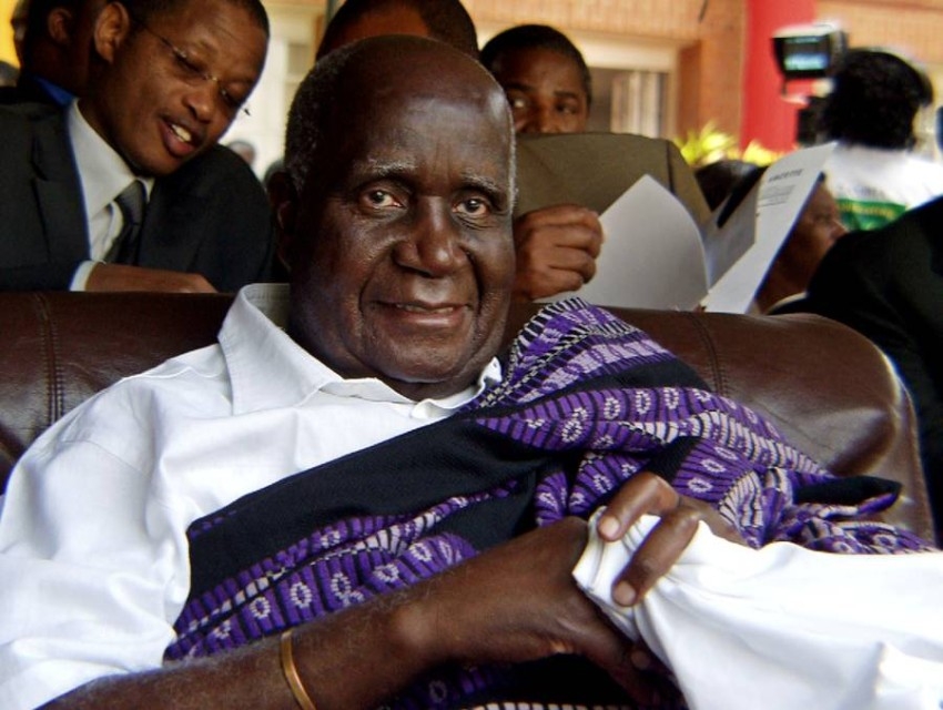 وفاة الرئيس المؤسس لزامبيا كينيت كاوندا عن 97 عاماً