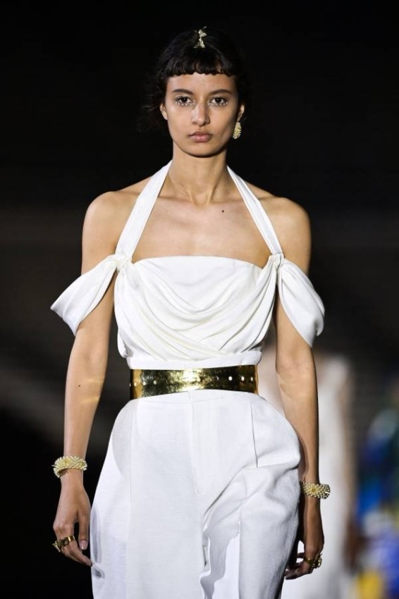 «ديور» تعود إلى «الجذور» اليونانية بعرض أزياء في أثينا