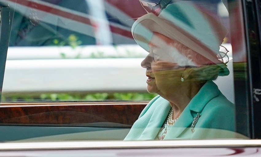 إطلالة مكررة من الملكة إليزابيث الثانية في ختام رويال أسكوت 2021