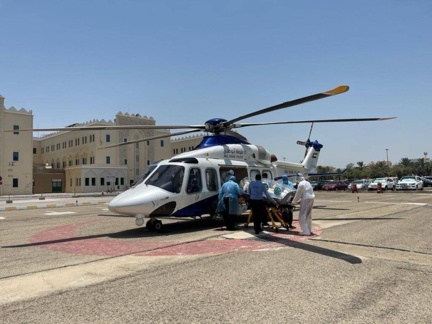 شرطة أبوظبي تنقل مصاباً بكورونا جواً إلى «طبية خليفة»