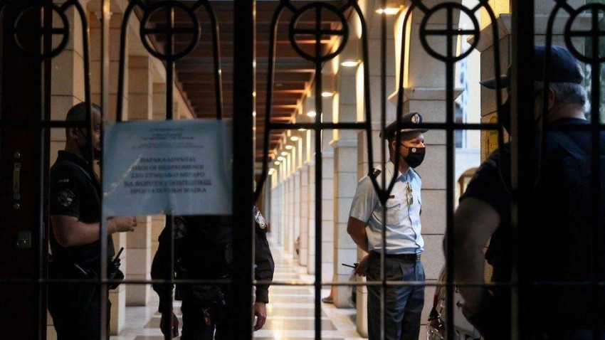 اليونان.. كاهن «يحرق» أساقفة بالأسيد بعد اتهامه بتهريب المخدّرات