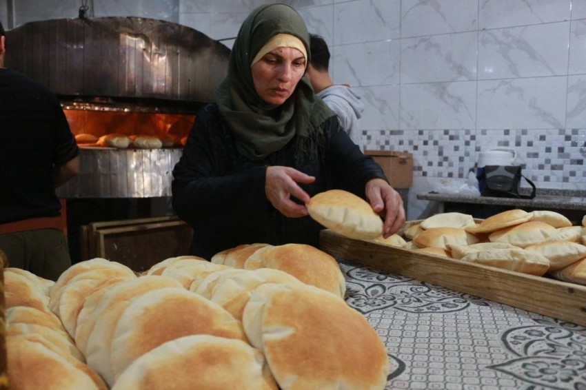 فلسطينية تنازع الرجال على صناعة الخبز