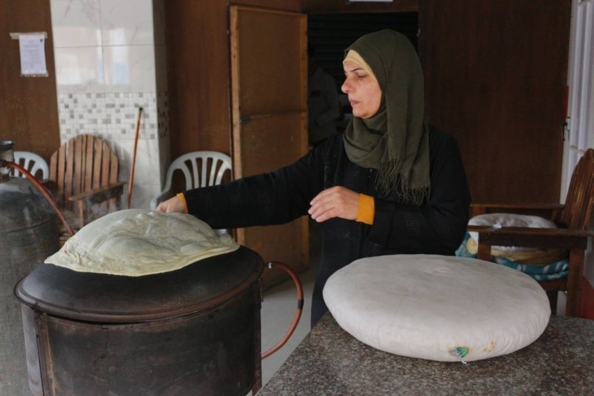 فلسطينية تنازع الرجال على صناعة الخبز