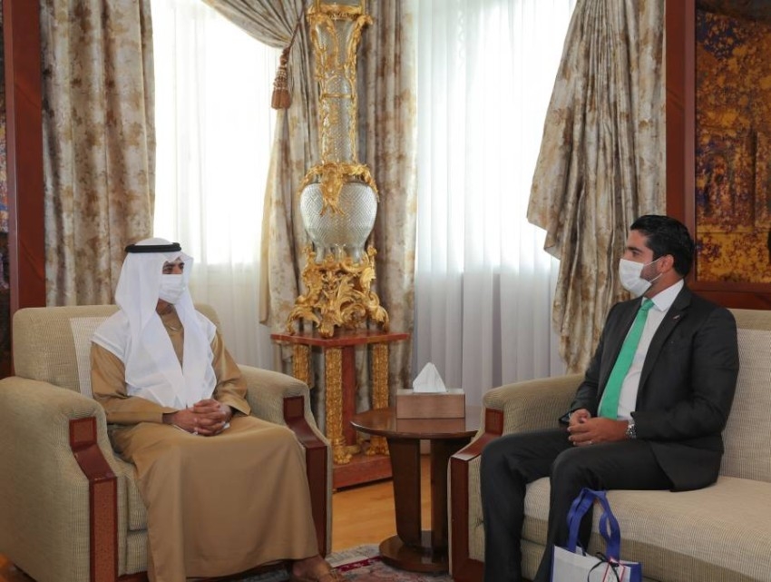 نهيان بن مبارك يبحث مع سفير الدومينيكان تعزيز التعاون
