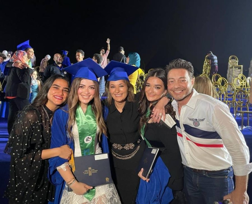 أحمد زاهر يحتفل بتخرج ابنتيه ليلى وملك
