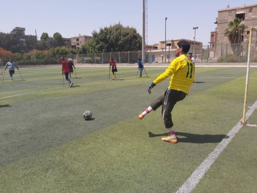 بالفيديو.. فريق «المعجزات» يمارس كرة القدم بساق واحدة ويحلم باتحاد للعبة