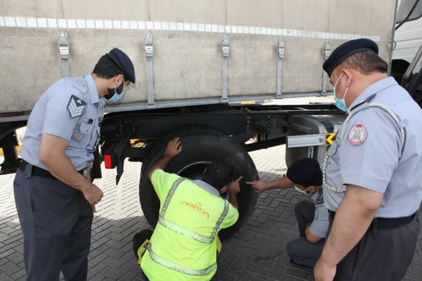 شرطة أبوظبي تنفذ برامج توعية ميدانية للسائقين بالتعاون مع «موانئ أبوظبي»