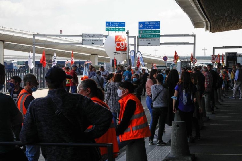 باريس.. فوضى في المطار بعد مواجهة بين الشرطة وعمال محتجين