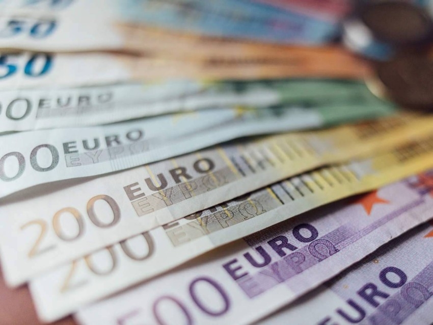 ألمانيا تُطارد موظفة عشرينية سرقت ملايين اليورو