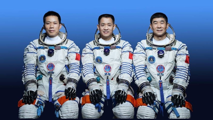 رائدان صينيان يقومان بأول عملية سير في الفضاء