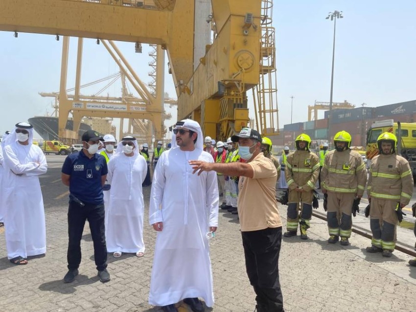 مكتوم بن محمد يتفقد جهود فرق العمل في ميناء جبل علي
