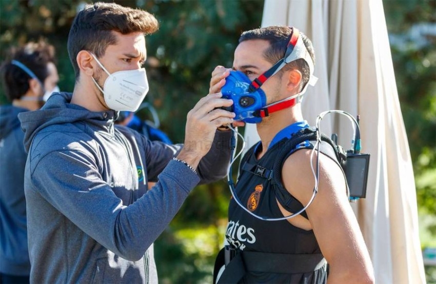 الكشف عن سر ارتداء لاعبي ريال مدريد لأقنعة خلال التدريبات