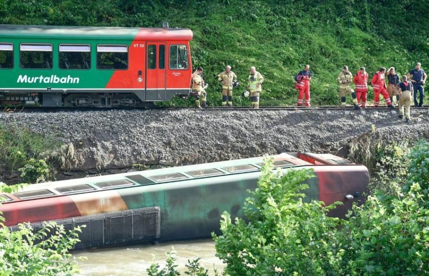 إصابة 17 شخصاً بعد سقوط قطار في نهر بالنمسا