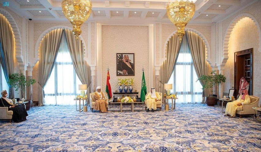 سلطان عمان يصل إلى السعودية في أول زيارة خارجية له