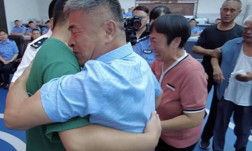 الصين.. موجة تعاطف مع رجل عثر على ابنه المختطف قبل 24 عاماً