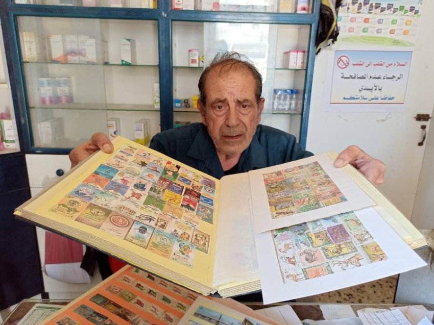 مسن فلسطيني يجمع آلاف الطوابع البردية القديمة والنادرة
