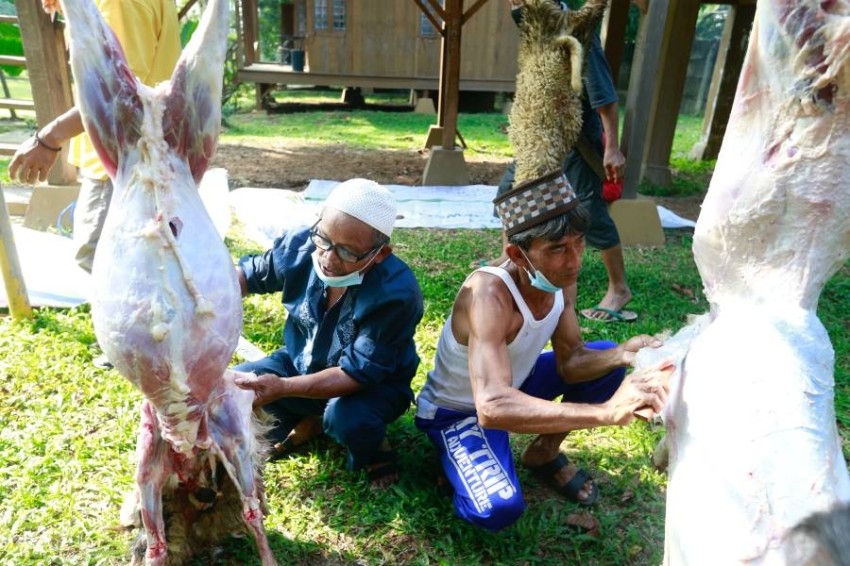 الإندونيسيون يحتفلون بعيد الأضحى في ظل قيود كورونا