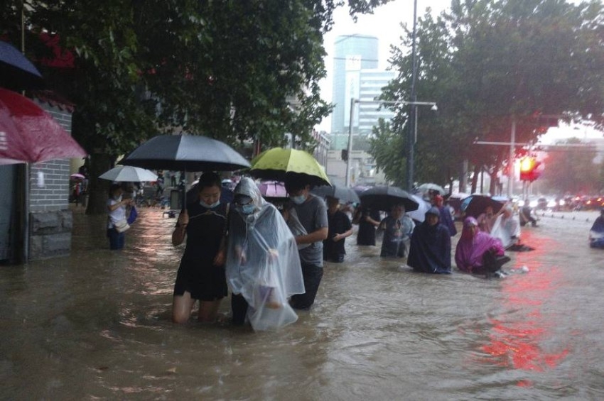 أنهار تفيض وتغرق شوارع 12 مدينة في وسط الصين