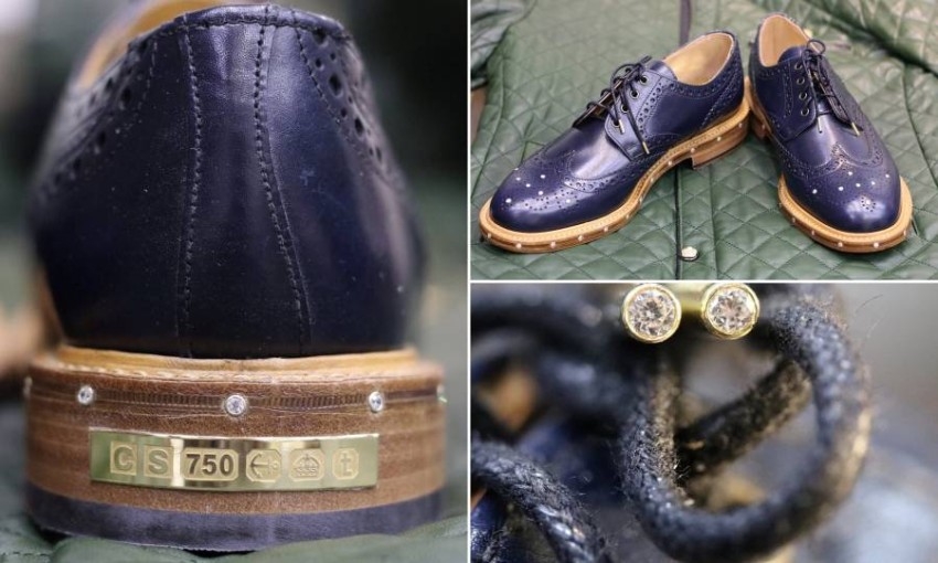 مصمم بريطاني يقدم للرجال حذاءً مرصعاً بالماس وحزاماً بلاتينياً وسترة ذهبية