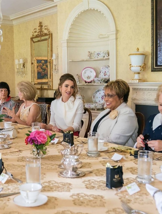 الملكة رانيا مشعة بالأبيض والفوشيا في ثاني أيام زيارتها للبيت الأبيض