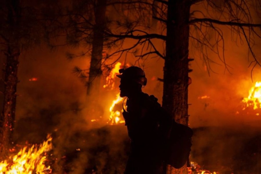 عمليات إجلاء السكان من الغرب الأمريكي مستمرة جراء الحرائق