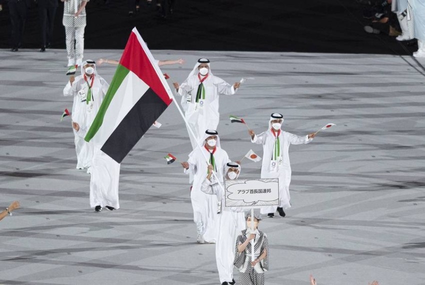 المطروشي يحمل علم الإمارات في حفل افتتاح أولمبياد طوكيو
